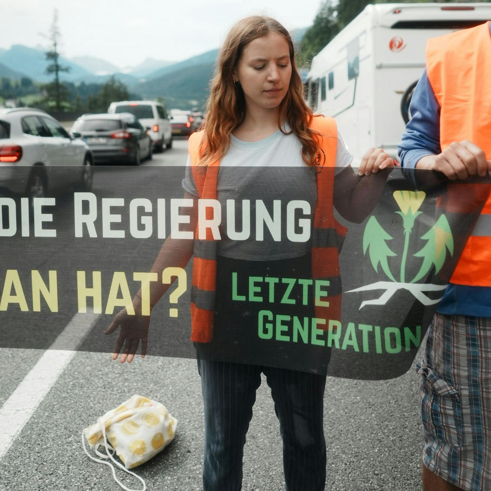 Klima-Kleber der Letzten Generation blockierten am 29. Juli 2023 inmitten der größten Reisewelle die Brennerautobahn (A13) bei Matrei.