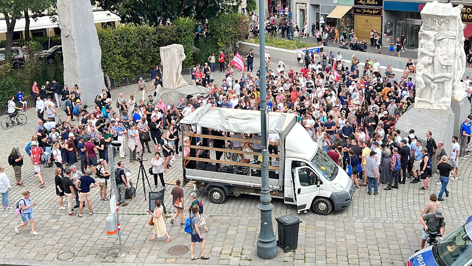 Schätzungen zufolge haben sich 200 Personen bei der rechten Demo am Helmut-Zilk-Platz versammelt.