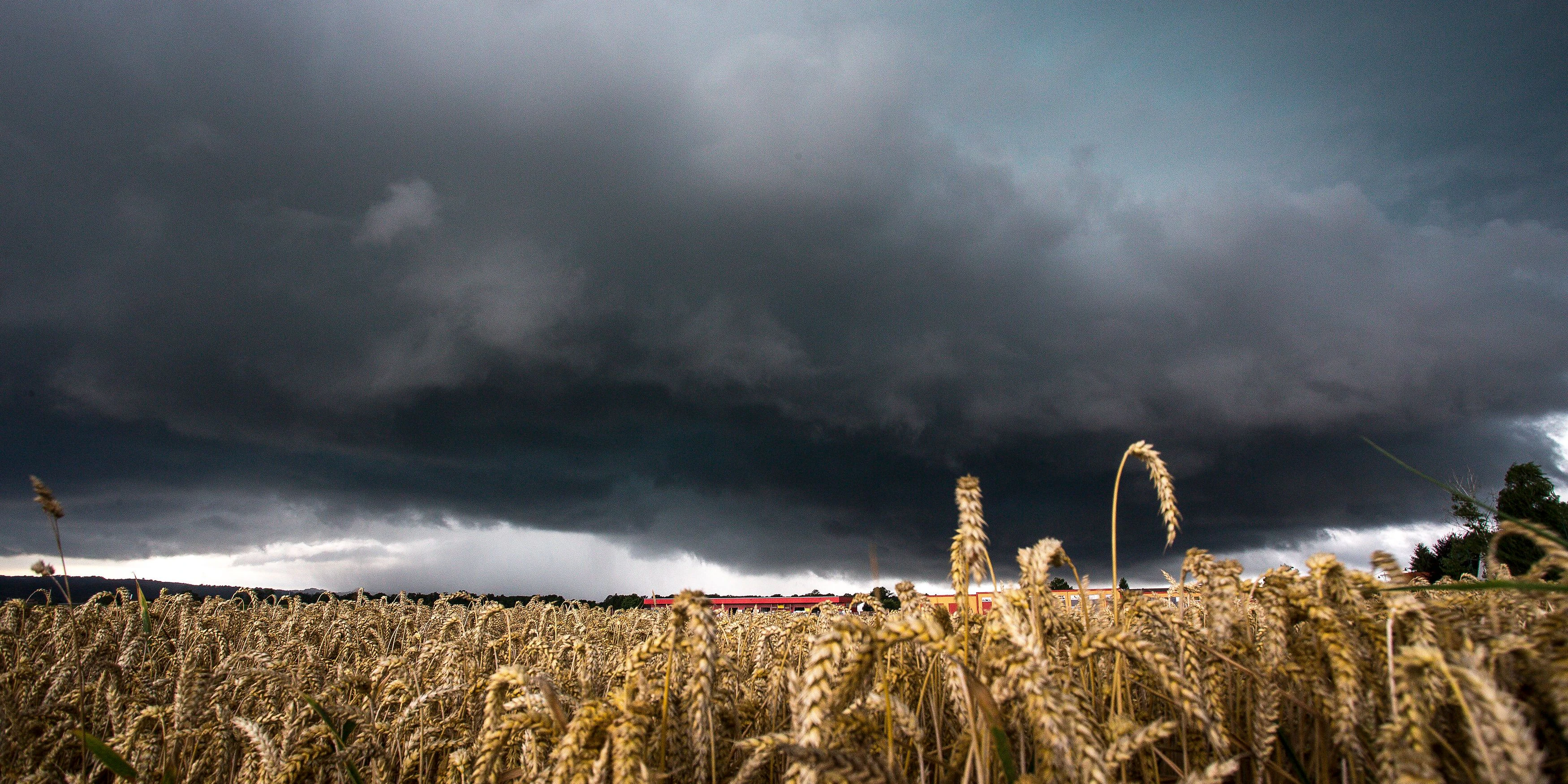 In mehreren Bundesländern gilt die Unwetter-Warnstufe Rot. (Symbolbild)