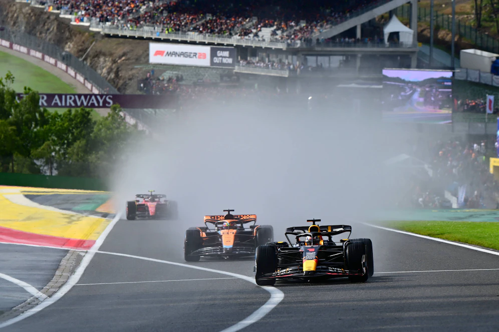 Max Verstappen im Sprint von Spa vor Verfolger Oscar Piastri. 