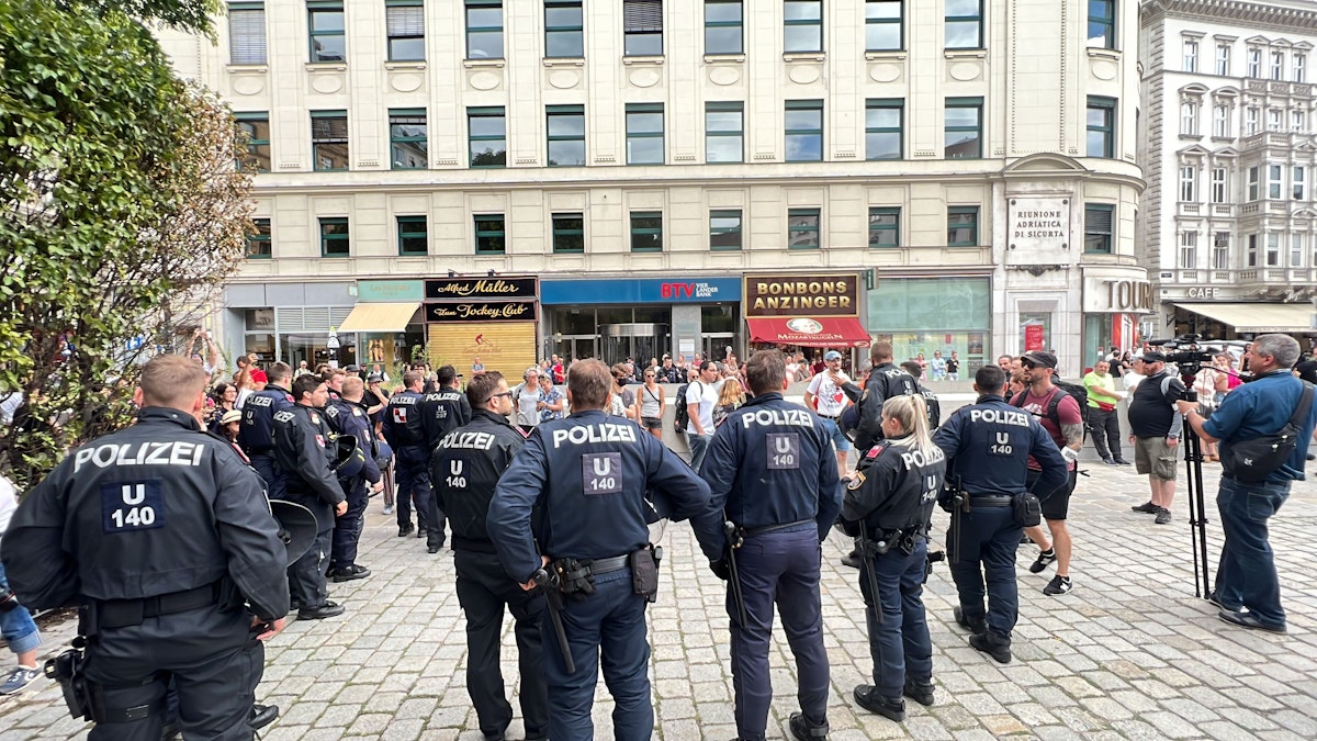 Schätzungen zufolge haben sich 200 Personen bei der Demo am Helmut-Zilk-Platz versammelt. 