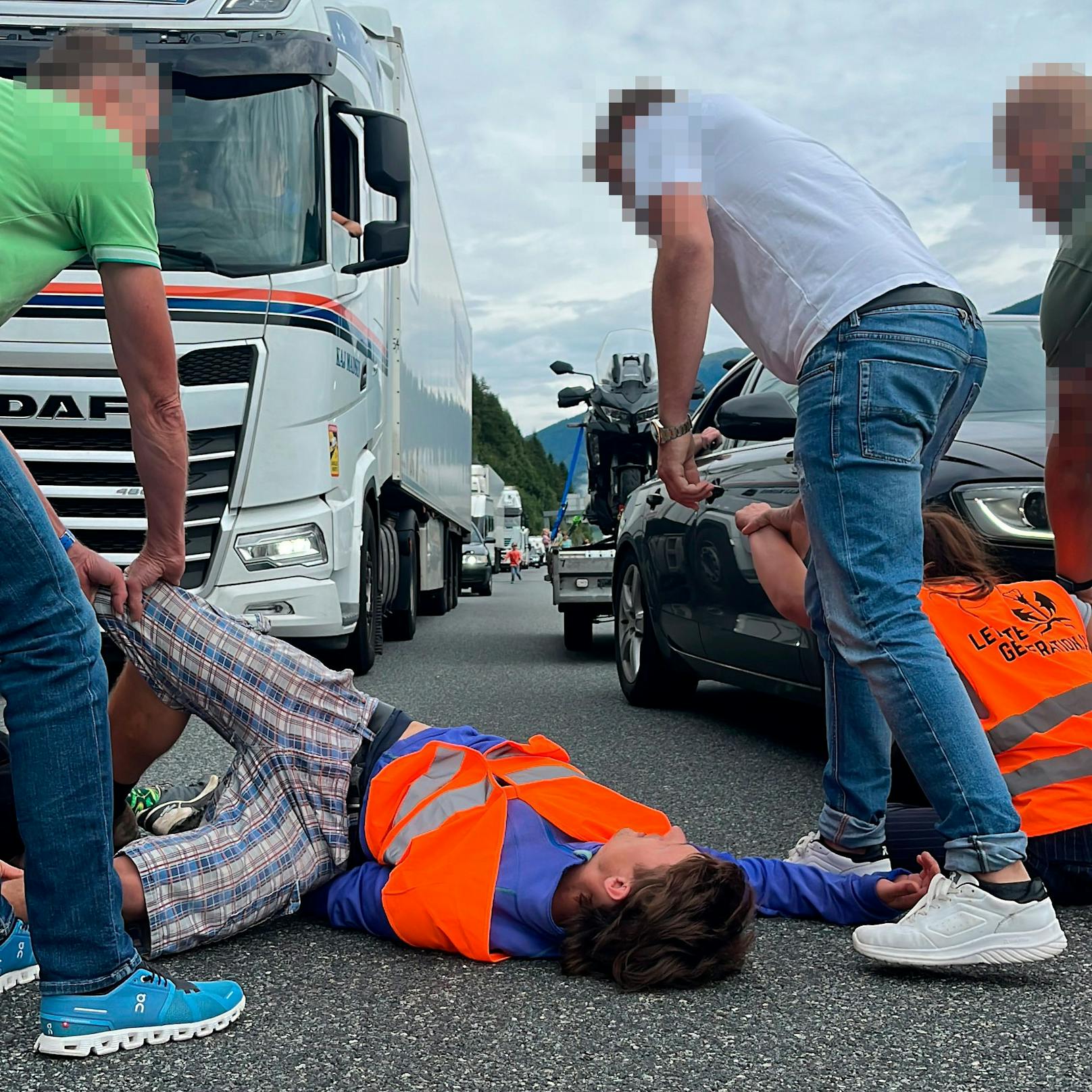 Klima-Kleber der Letzten Generation blockierten am 29. Juli 2023 inmitten der größten Reisewelle die Brennerautobahn (A13) bei Matrei.