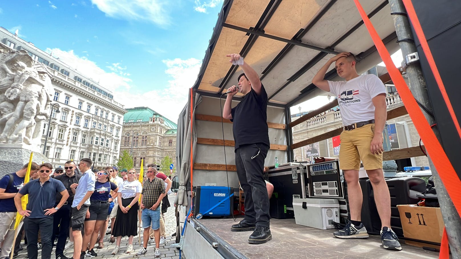 Schätzungen zufolge haben sich 200 Personen bei der Demo am Helmut-Zilk-Platz versammelt. 