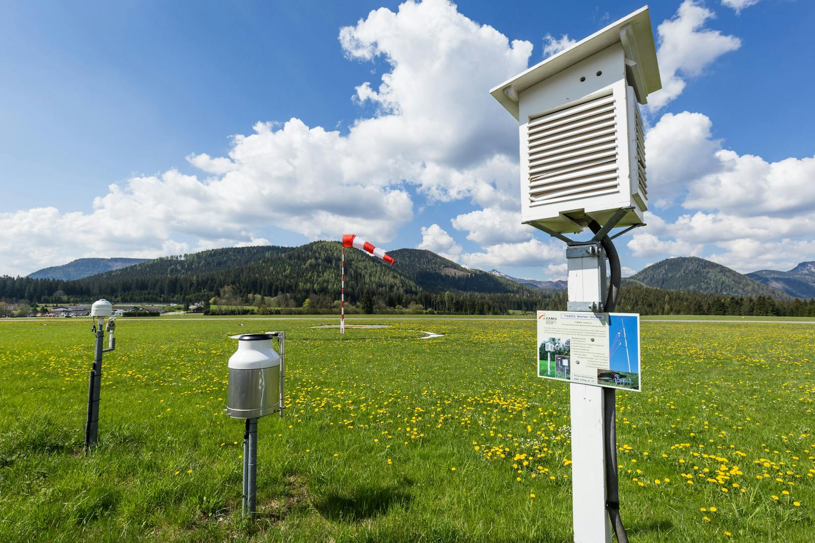 Wetterstation der ZAMG am Flugplatz Mariazell: Die Temperatur wird in 2 Metern Höhe in einem abgeschatteten, gut belüfteten Gehäuse gemessen.