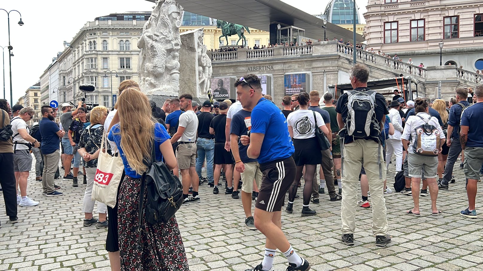 Schätzungen zufolge haben sich 200 Personen bei der Demo am Helmut-Zilk-Platz versammelt. 