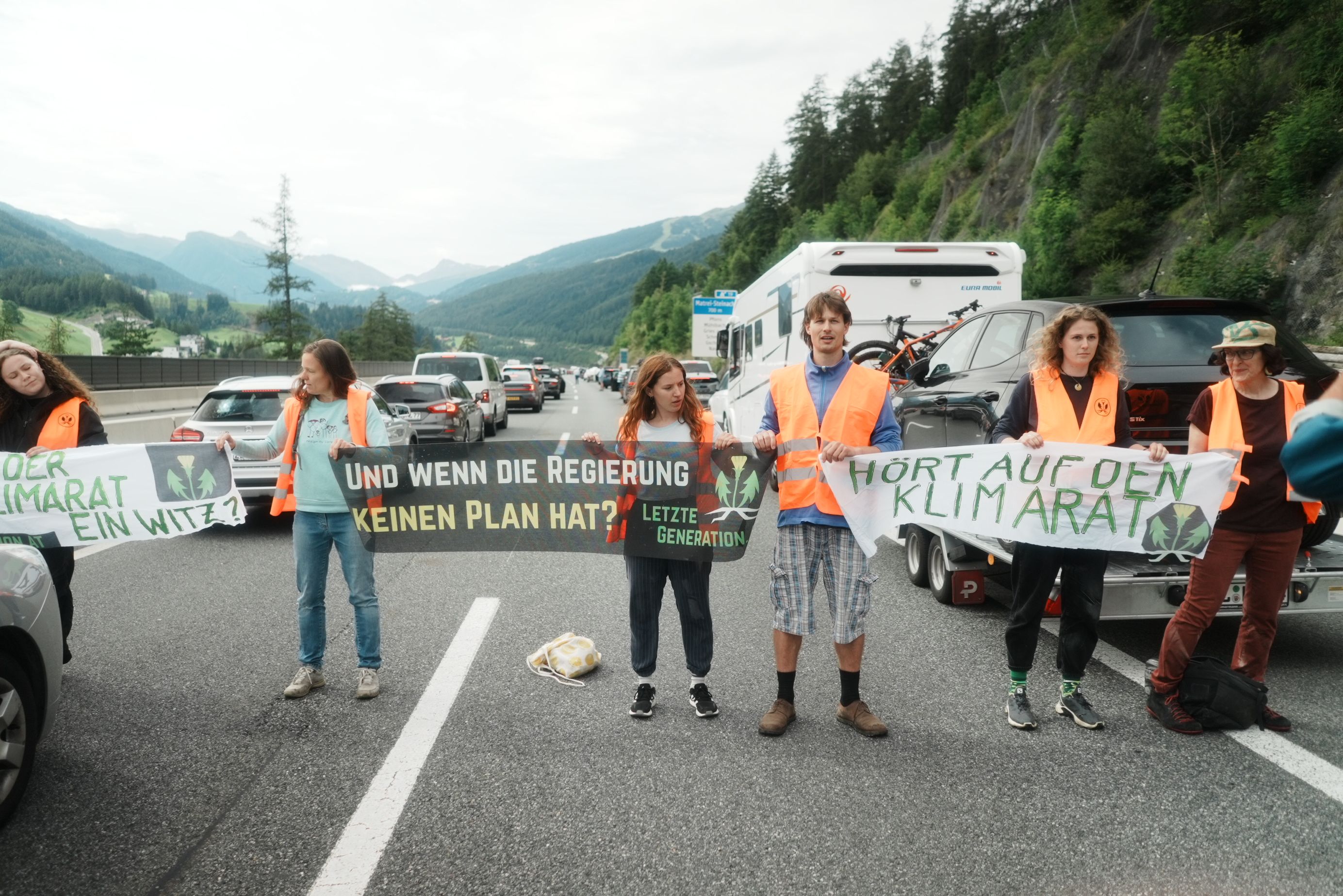 Klima-Kleber der Letzten Generation blockierten am 29. Juli 2023 inmitten der größten Reisewelle die Brennerautobahn (A13) bei Martrei.