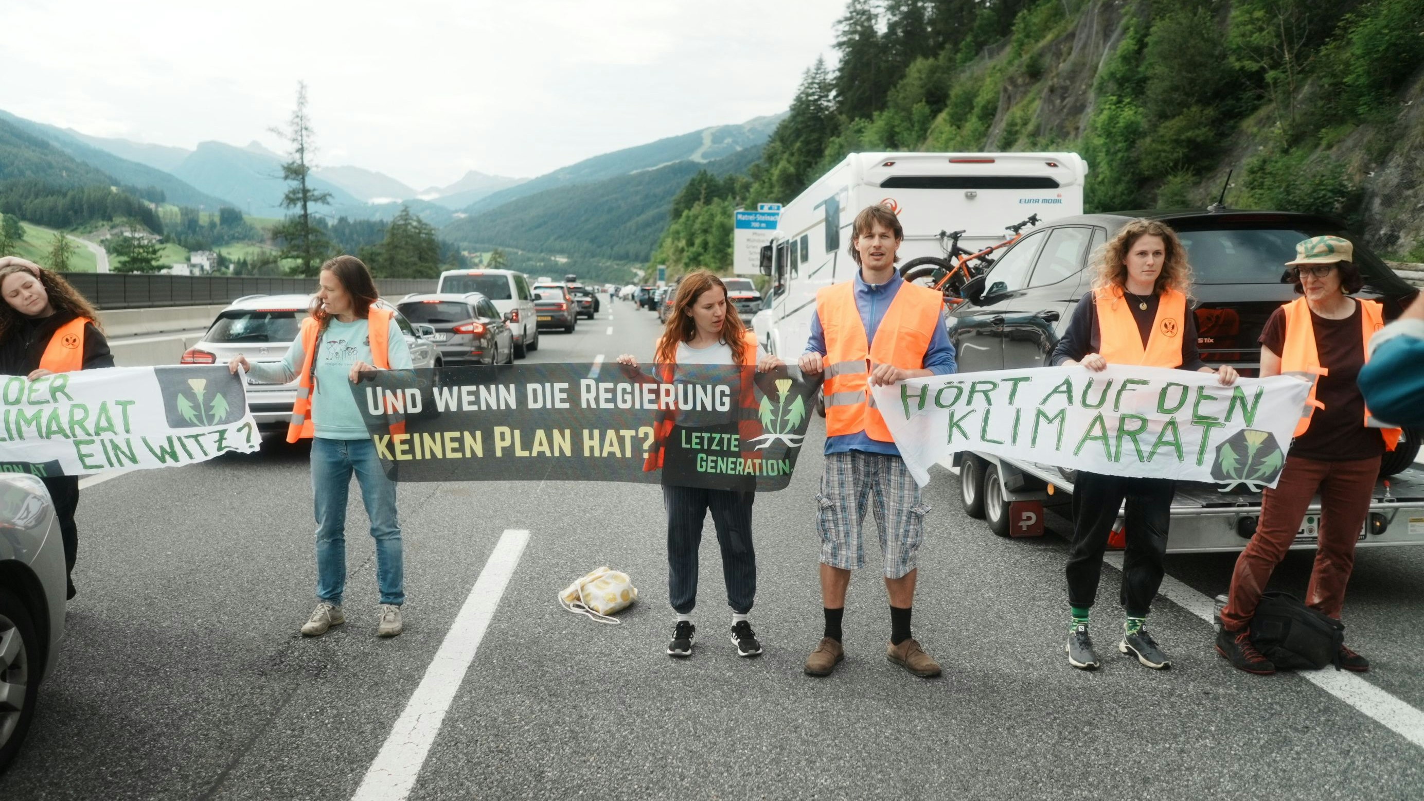 Klima-Kleber der Letzten Generation blockierten am 29. Juli 2023 inmitten der größten Reisewelle die Brennerautobahn (A13) bei Martrei.