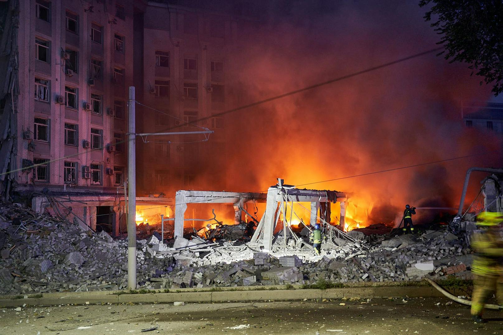 Ukrainische Feuerwehrkräfte im Löscheinsatz nach einem russischen Raketenangriff auf die Stadt Dnipro am 28. Juli 2023.
