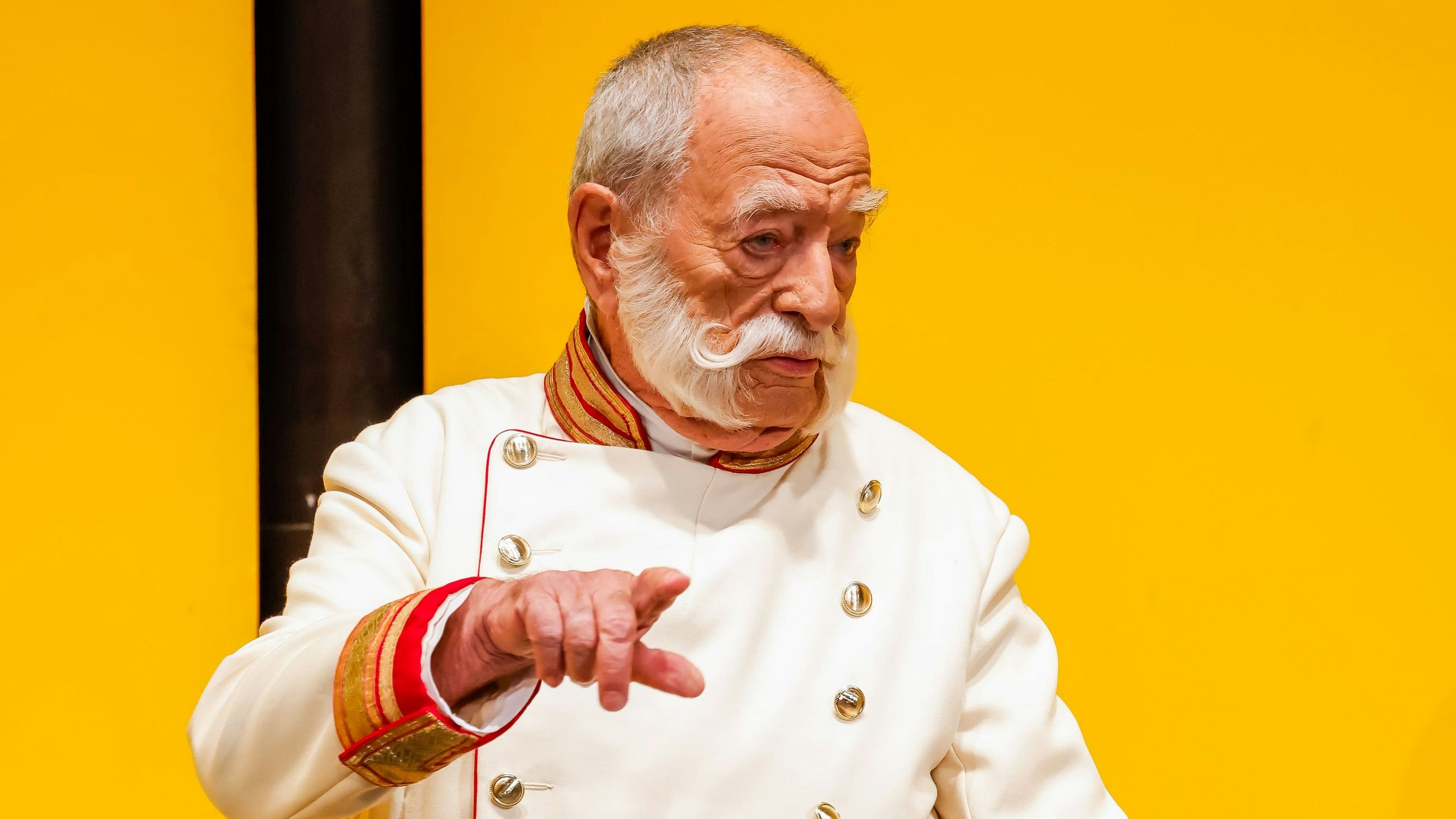 Tolar als Kaiser in "Frühjahrsparade"