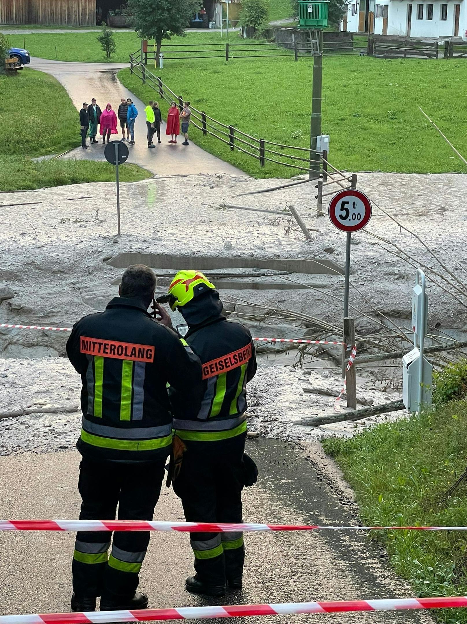 Der Furkelbach hat in Gassl/Olang mehrere Brücken mit sich gerissen sowie Straßen und Gebäude vermurt.