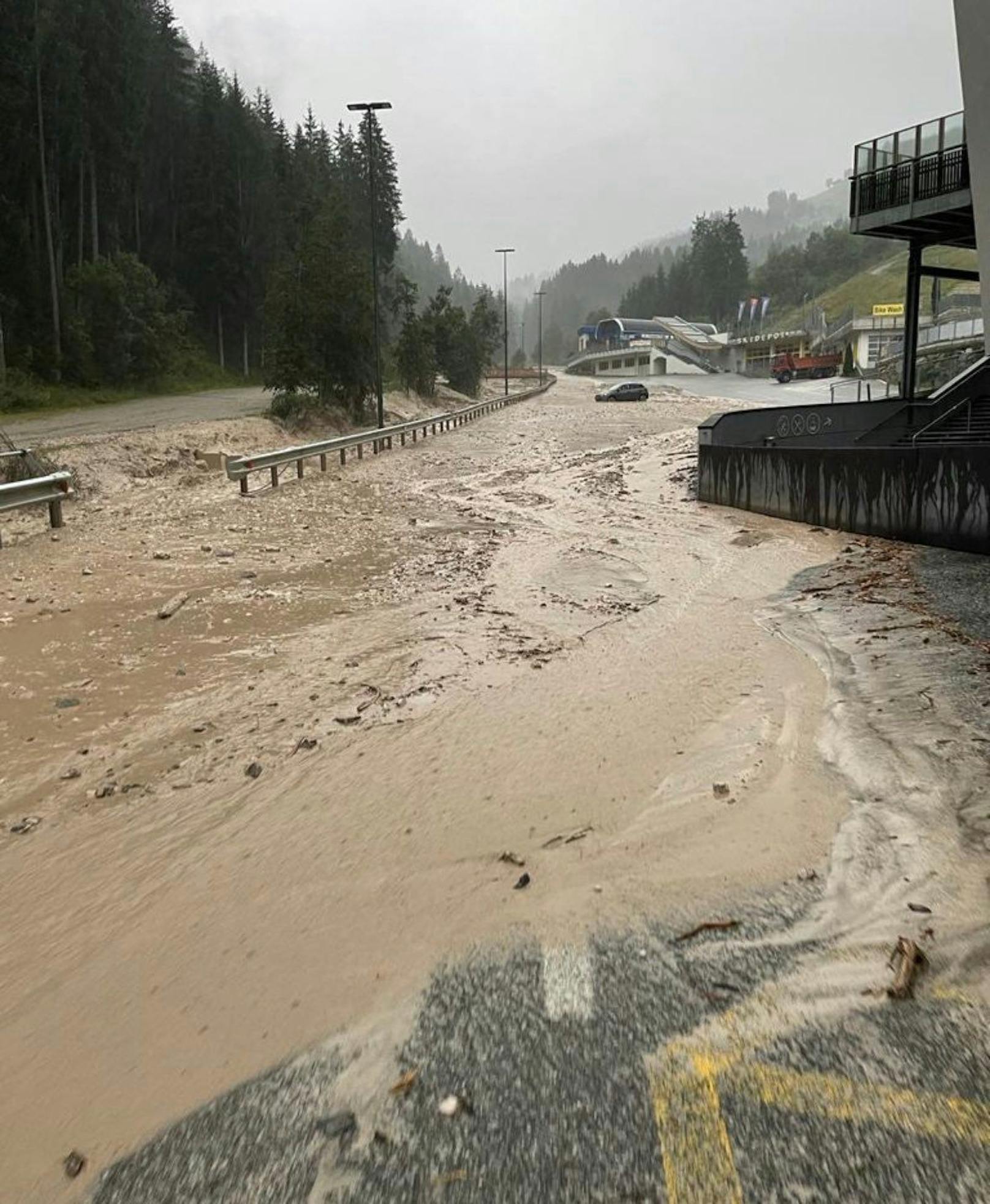 Südtirol, 29. Juli 2023: Lokal heftige Gewitter mit Starkregen mit bis zu 50 l/m² im oberen Pustertal haben am Samstagabend zu größeren Schäden geführt.