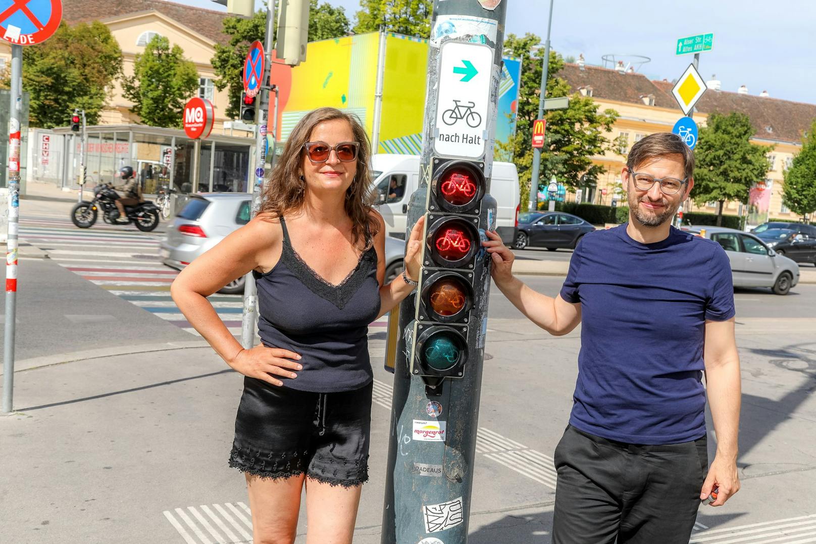 Mobilitätstadträtin Ulli Sima und Radverkehrsbeauftragter Martin Blum bei einer der 330 Ampeln, an denen Radfahrer trotz Rot rechts abbiegen dürfen.