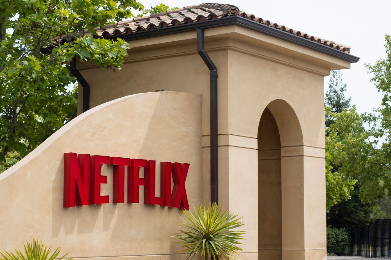 Mitten im Hollywood-Streik heizt Netflix die Debatte um faire Arbeitsbedingungen weiter an.
