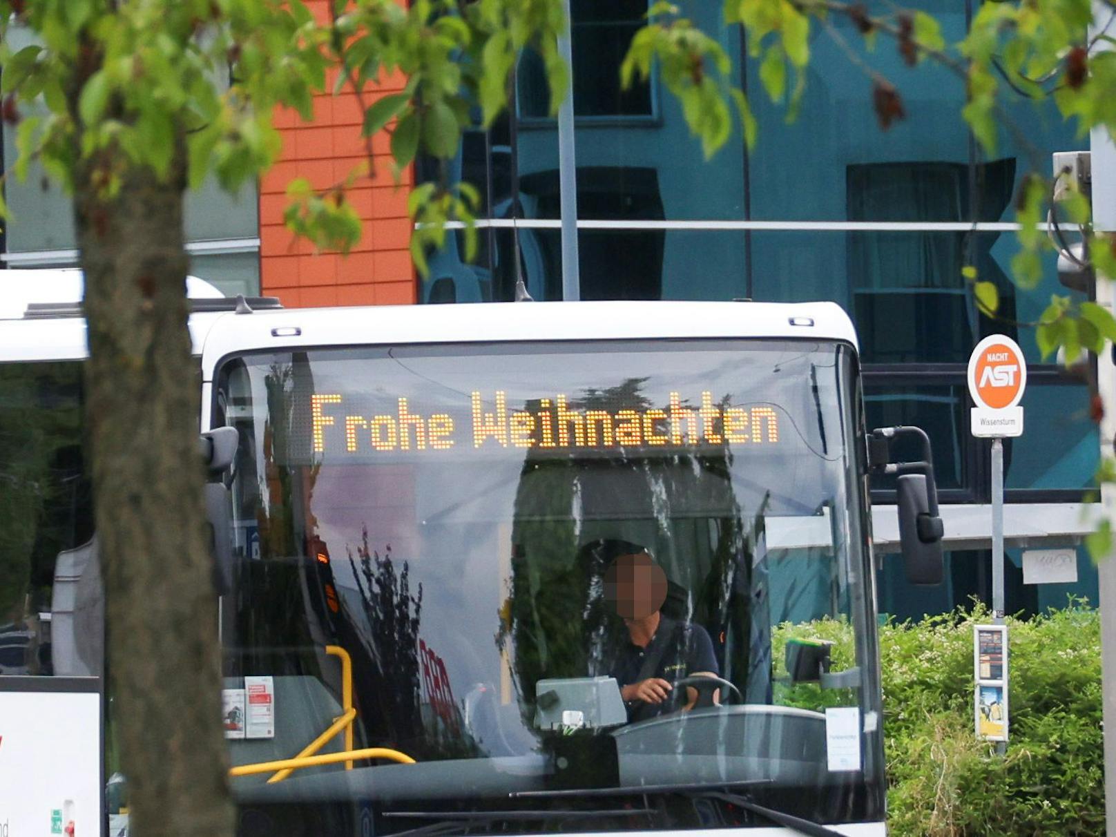 In der Nähe des Hauptbahnhofs Linz wurde ein Buslenker gesehen, der bereits im Sommer allen "Frohe Weihnachten" wünscht.&nbsp;