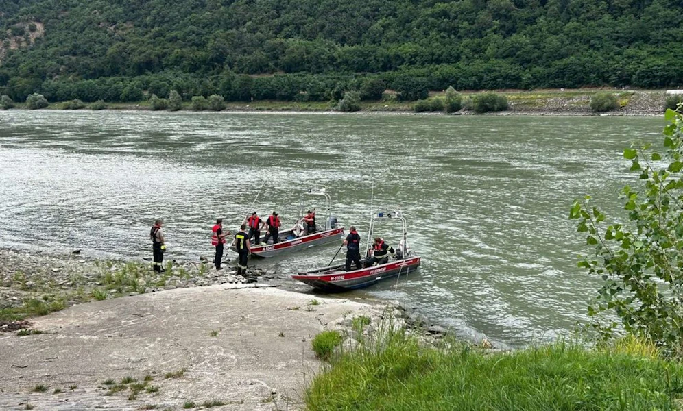 Zwischen Melk und Krems wird nach einer in der Donau treibenden Person gesucht.