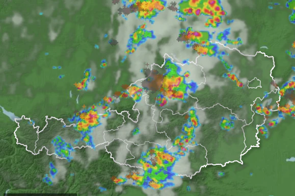 Das Satellitenbild von 15 Uhr zeigt die Unwetter-Front, die über Oberösterreich zieht.
