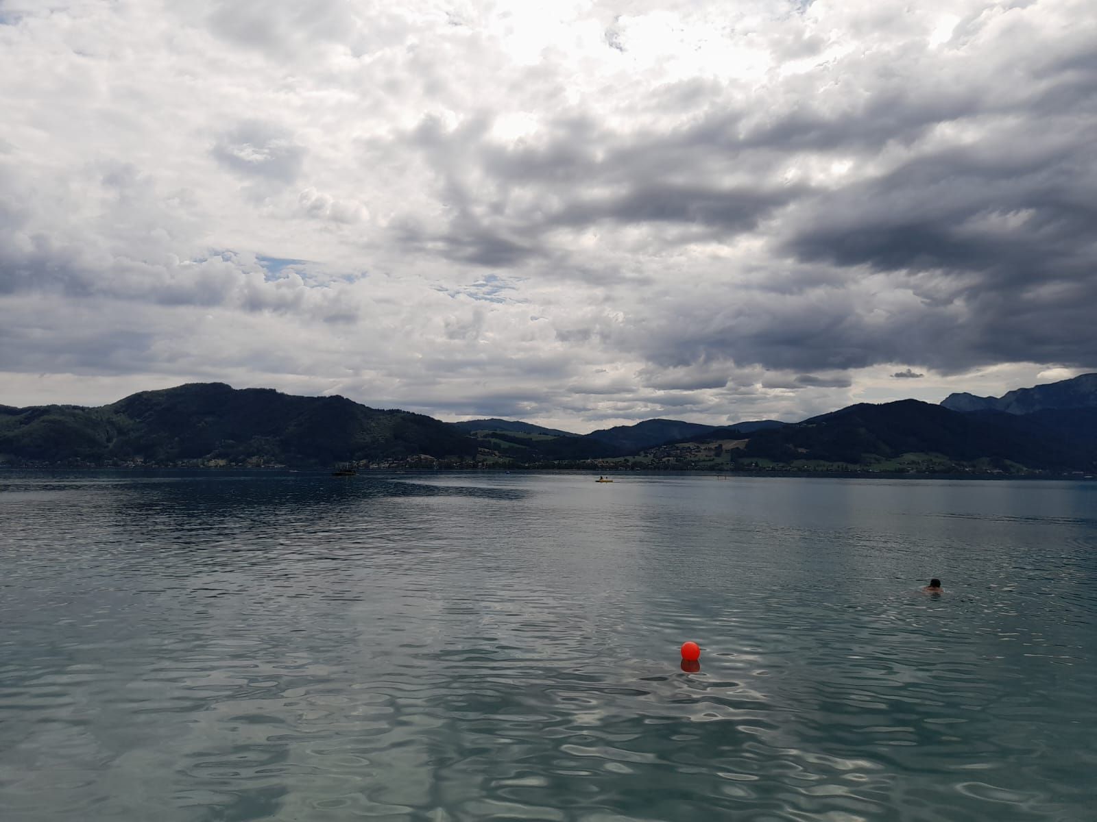 Ein aufziehendes Gewitter am Attersee in Oberösterreich. Archivbild