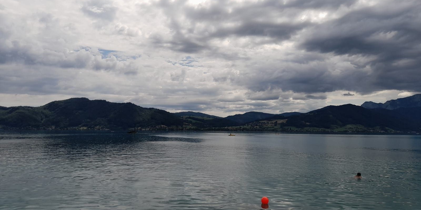 Ein aufziehendes Gewitter am Attersee in Oberösterreich. Auch am Sonntag drohen schwere Unwetter.