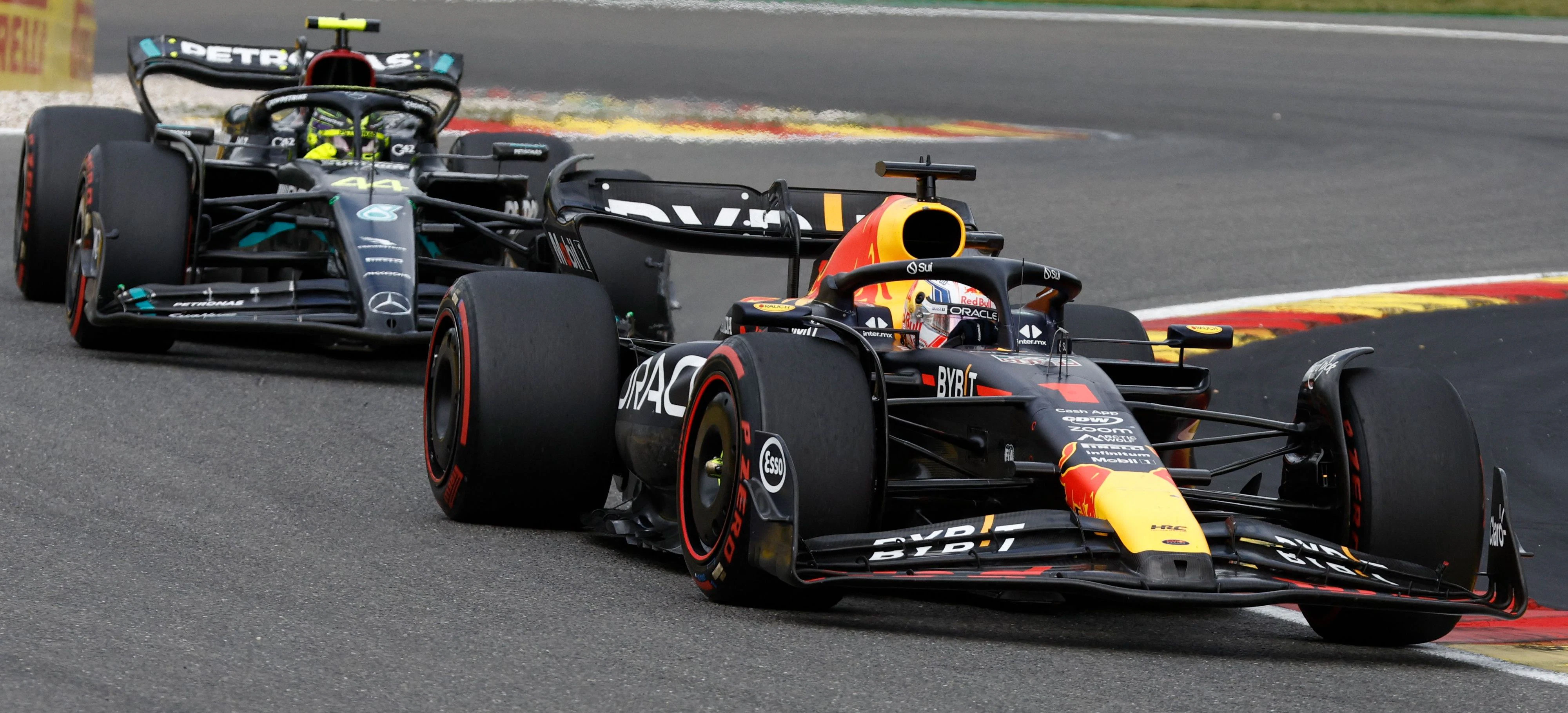 Max Verstappen übernimmt die Führung trotz Start von Platz sechs aus.