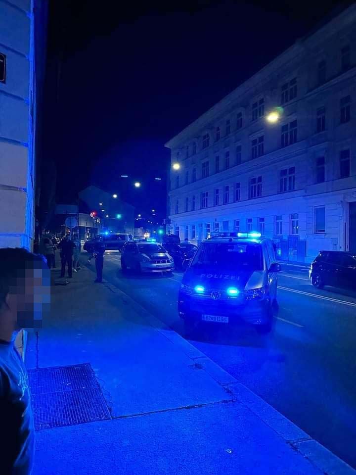 Der Autofahrer krachte beim Fluchtversuch gegen ein weiteres Fahrzeug.