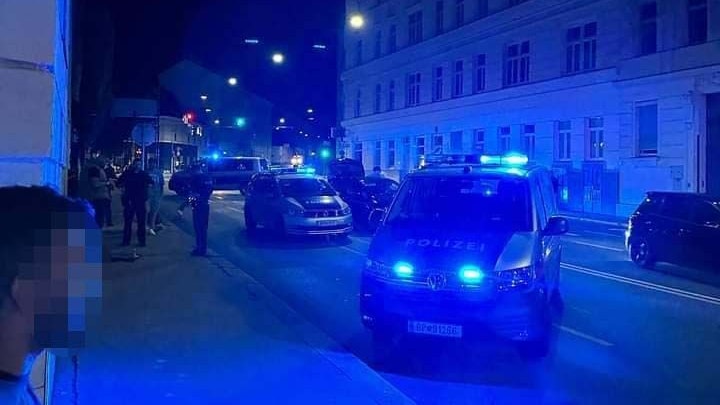 Der Autofahrer krachte beim Fluchtversuch gegen ein weiteres Fahrzeug.