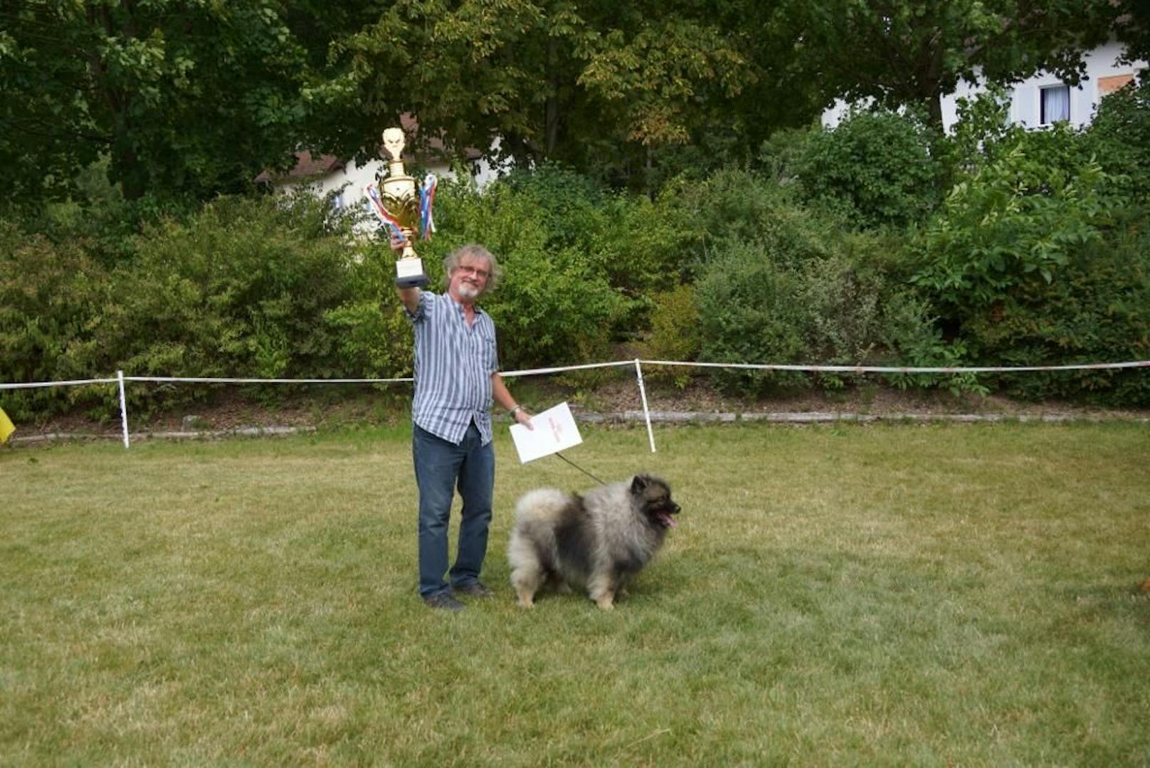 Melker gewinnt internationale Show mit Hund "Yanjan"