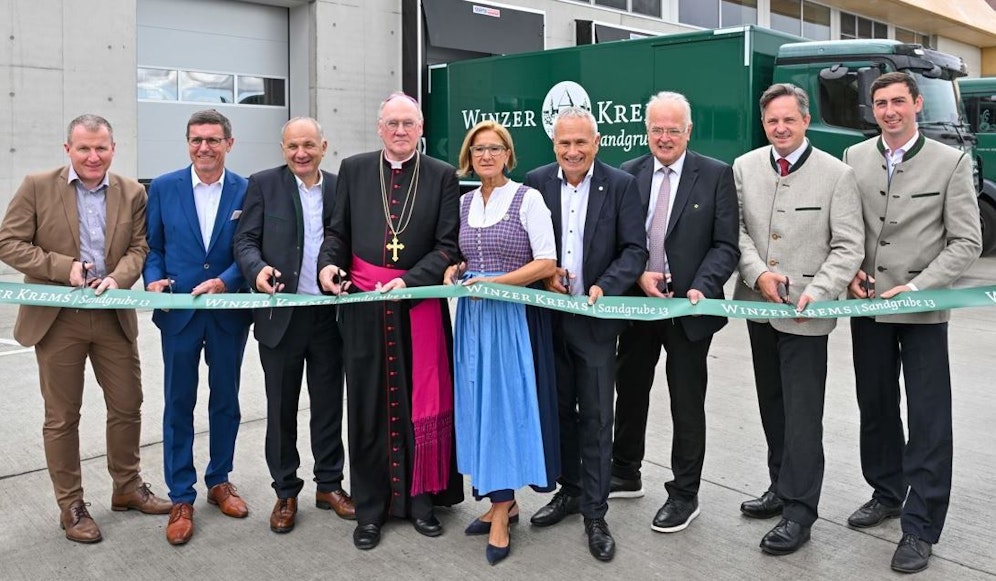 Bei der feierlichen Eröffnung in der Sandgrube 13 (v.l.n.r.): Baumeister Stefan Graf, Architekt Erwin Krammer, Obmann Florian Stöger, Bischof Alois Schwarz, Landeshauptfrau Johanna Mikl-Leitner, Geschäftsführer Ludwig Holzer, Bürgermeister Reinhard Resch, Weinbaupräsident Johannes Schmuckenschlager und Europaabgeordnete Alexander Bernhuber.