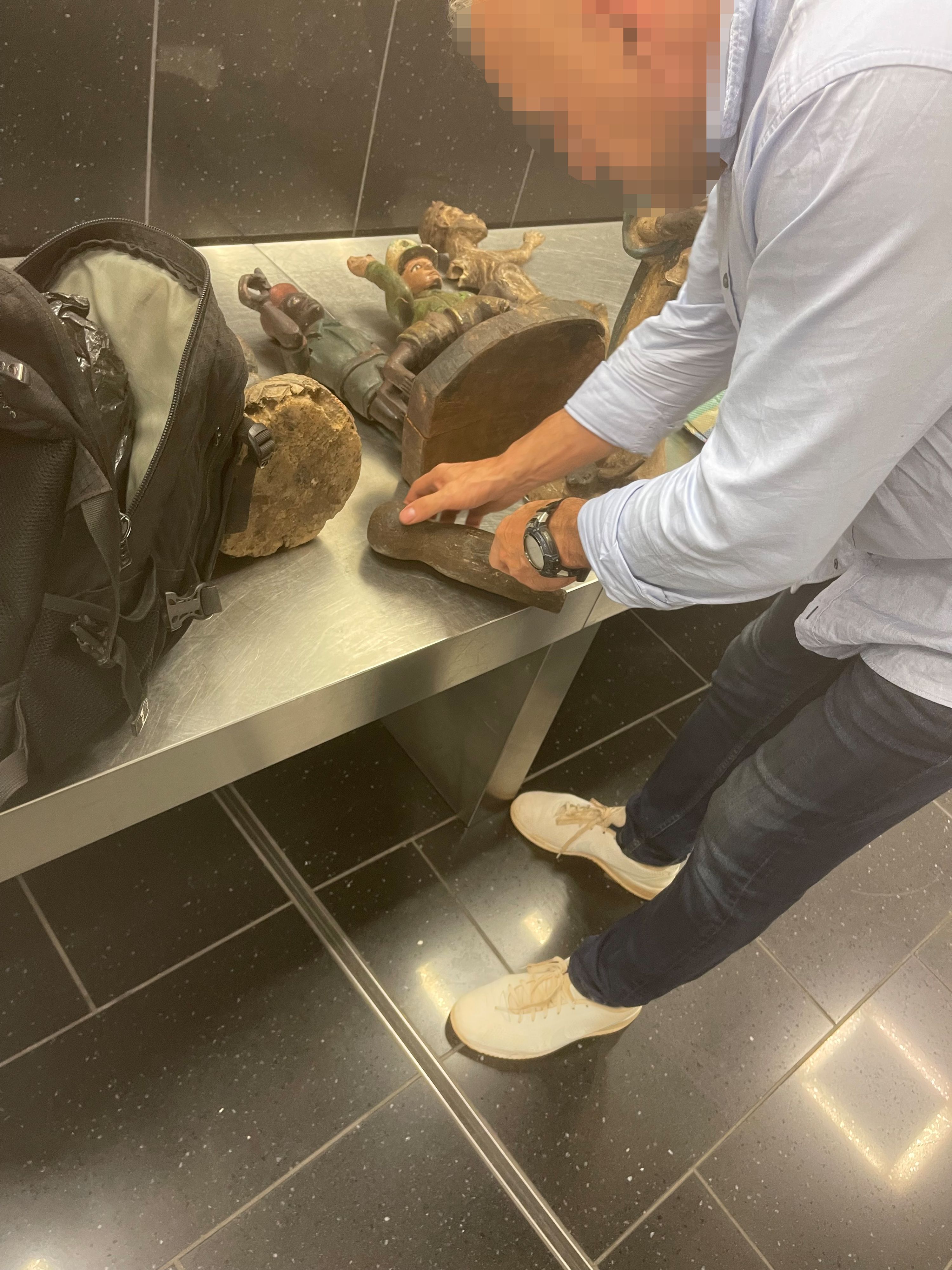 Das geschmuggelte Elfenbein war in Holz-Statuen versteckt, wie beim Durchleuchten des Koffers klar wurde. Die Zöllner öffneten die 