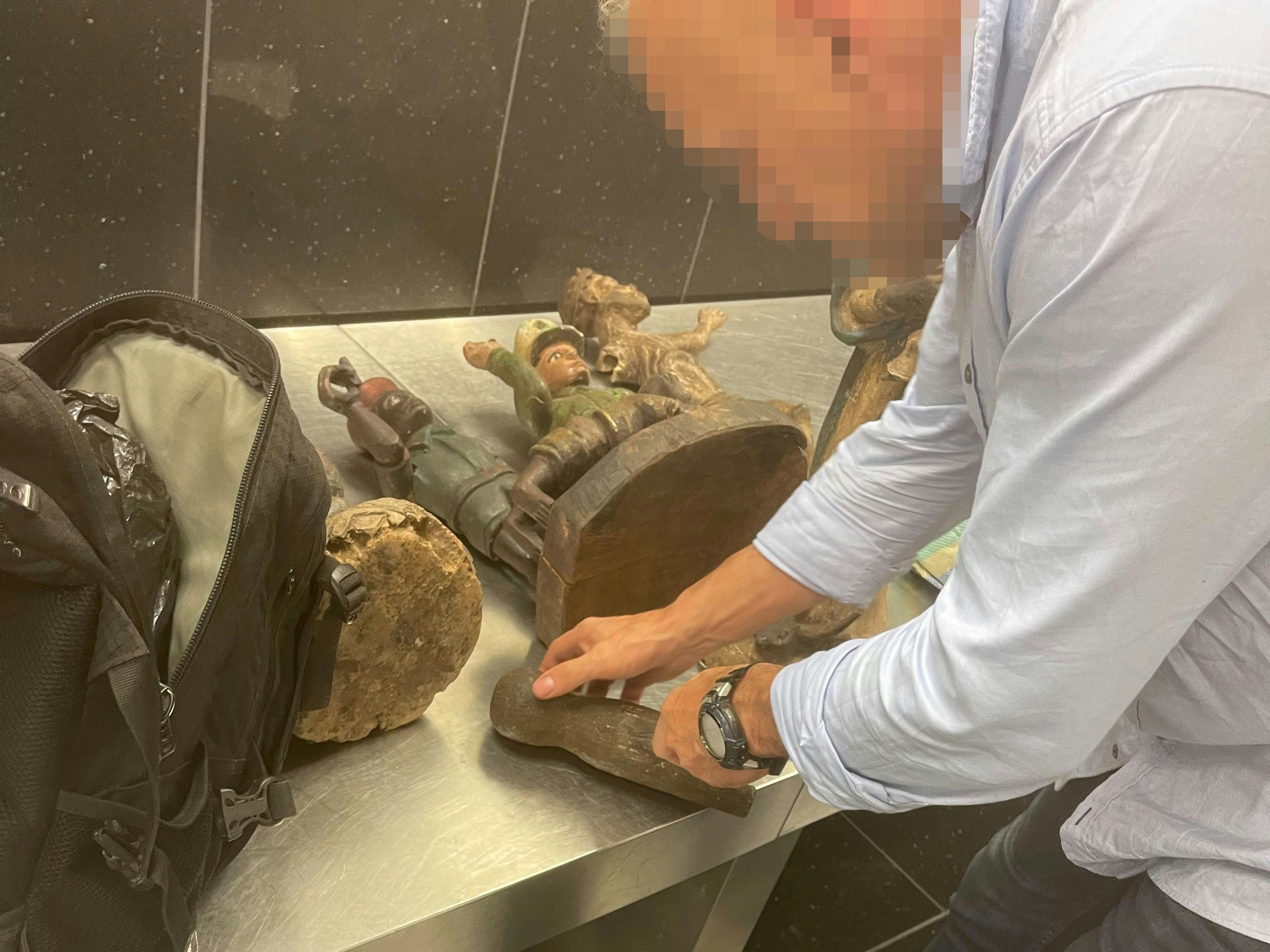 Das geschmuggelte Elfenbein war in Holz-Statuen versteckt, wie beim durchleuchten des Koffers klar wurde. Die Zöllner öffneten die "Mitbringsel", fanden zehn verbotene Elfenbein-Figuren. 