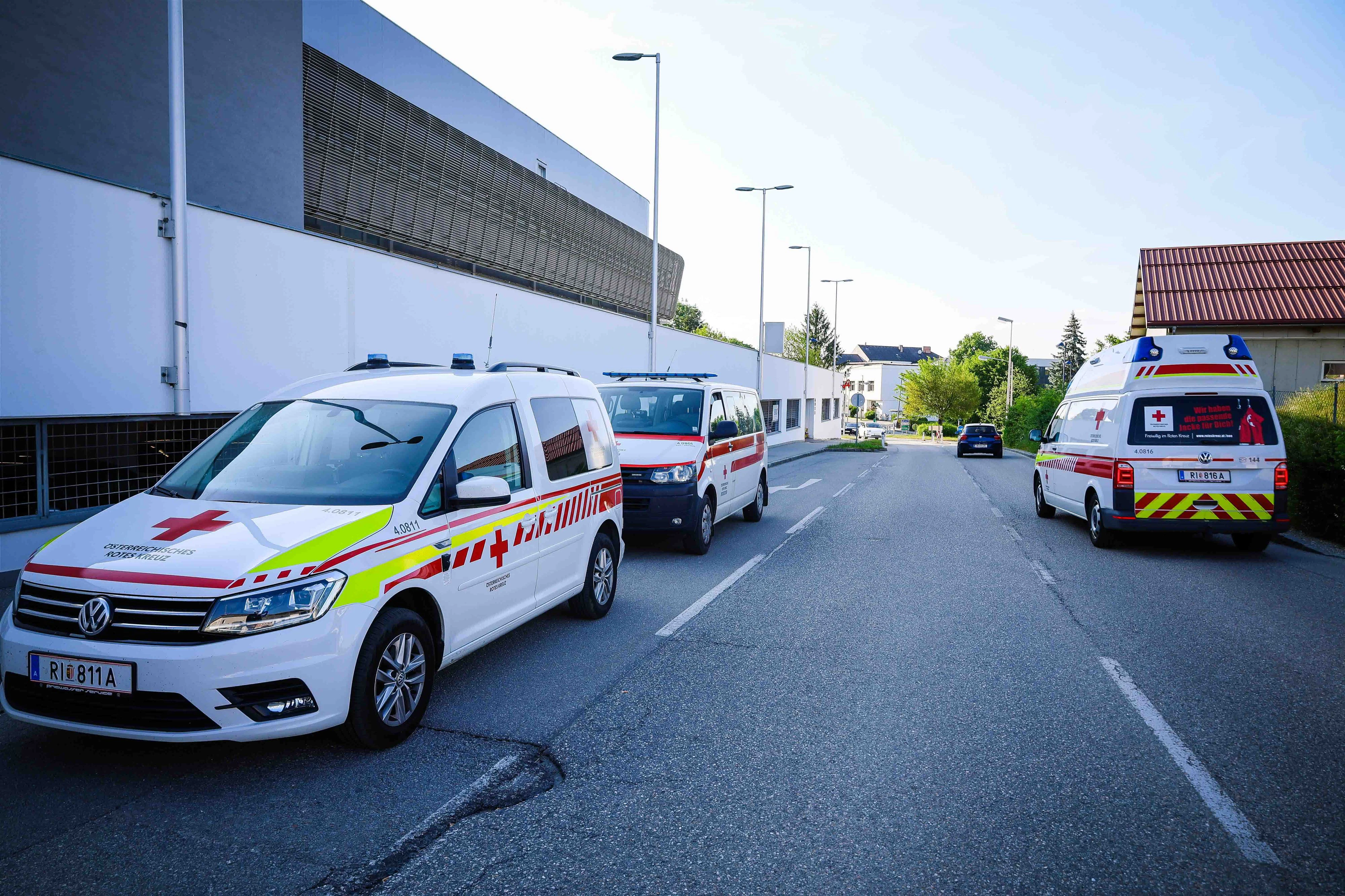 Die 57-jährige Lenkerin und ihr Beifahrer mussten mit Verletzungen unbestimmten Grades ins Krankenhaus eingeliefert werden. 