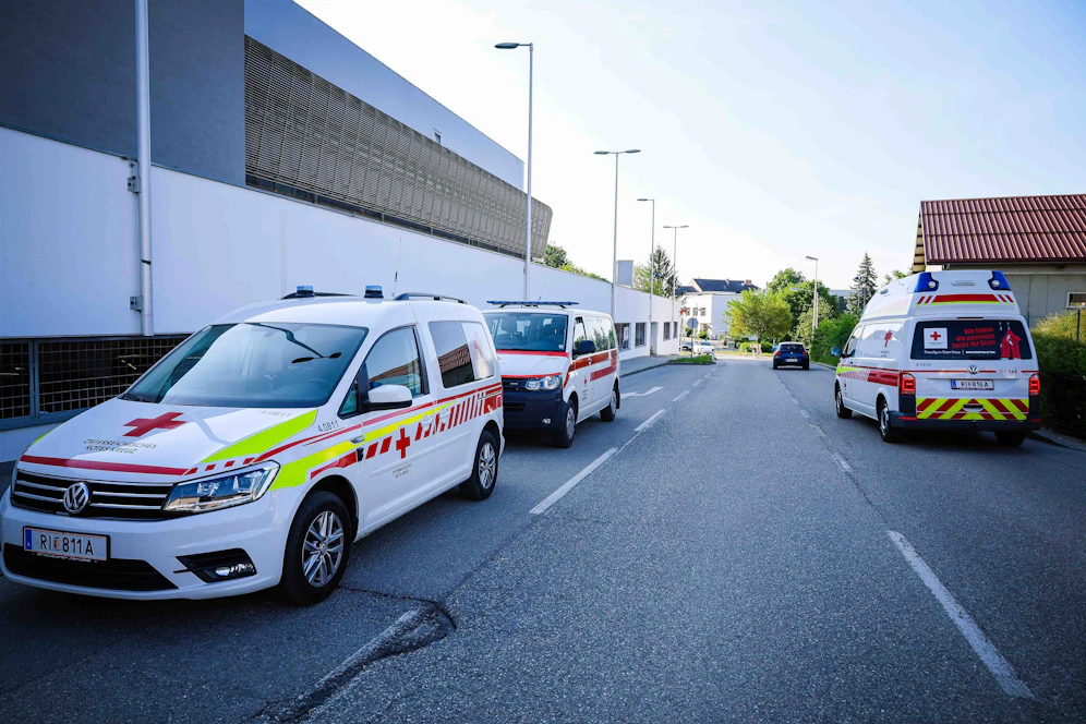 Die 57-jährige Lenkerin und ihr Beifahrer mussten mit Verletzungen unbestimmten Grades ins Krankenhaus eingeliefert werden. 