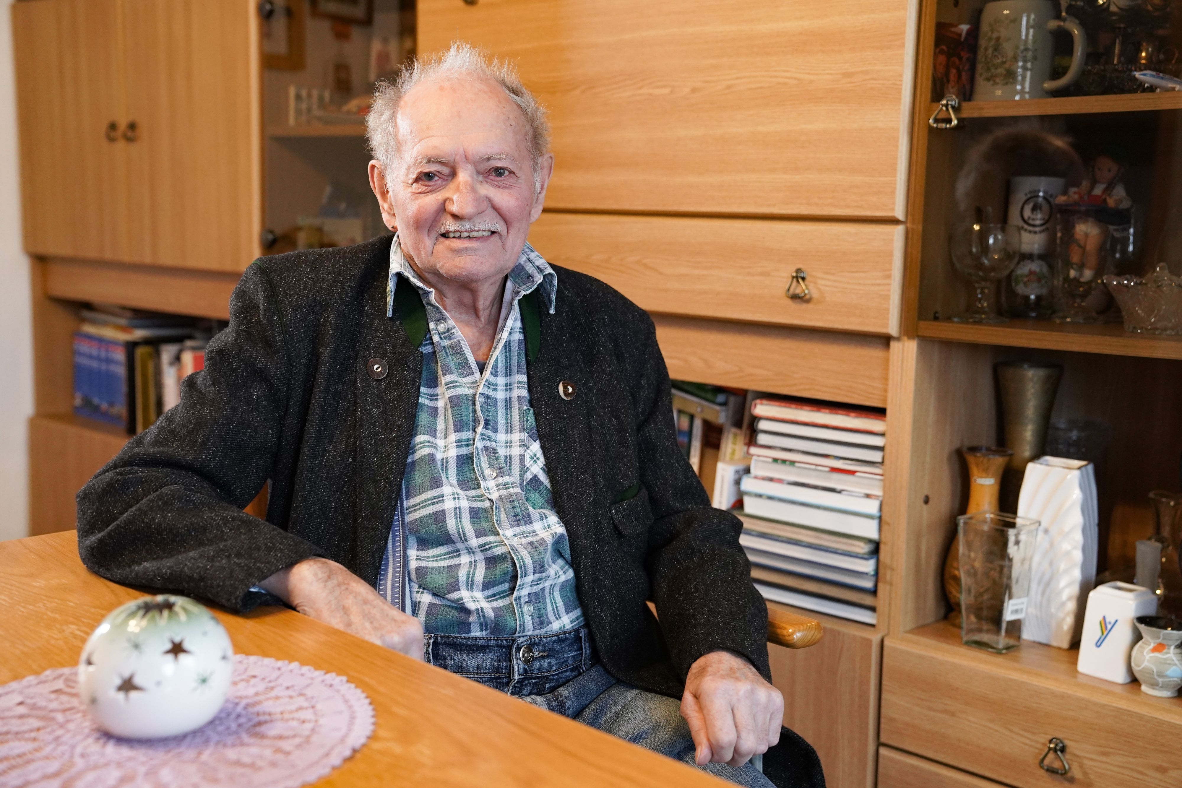 "Liebesg´schichten und HeiratssachenLAuch in der 4. Folge finden einsame Herzen mit Nina Horowitz neues Liebesglück: Franz Siegfried, 83-jähriger aus Niederösterreich sucht die Dame seines Herzens für gemeinsame Sommer in Kroatien