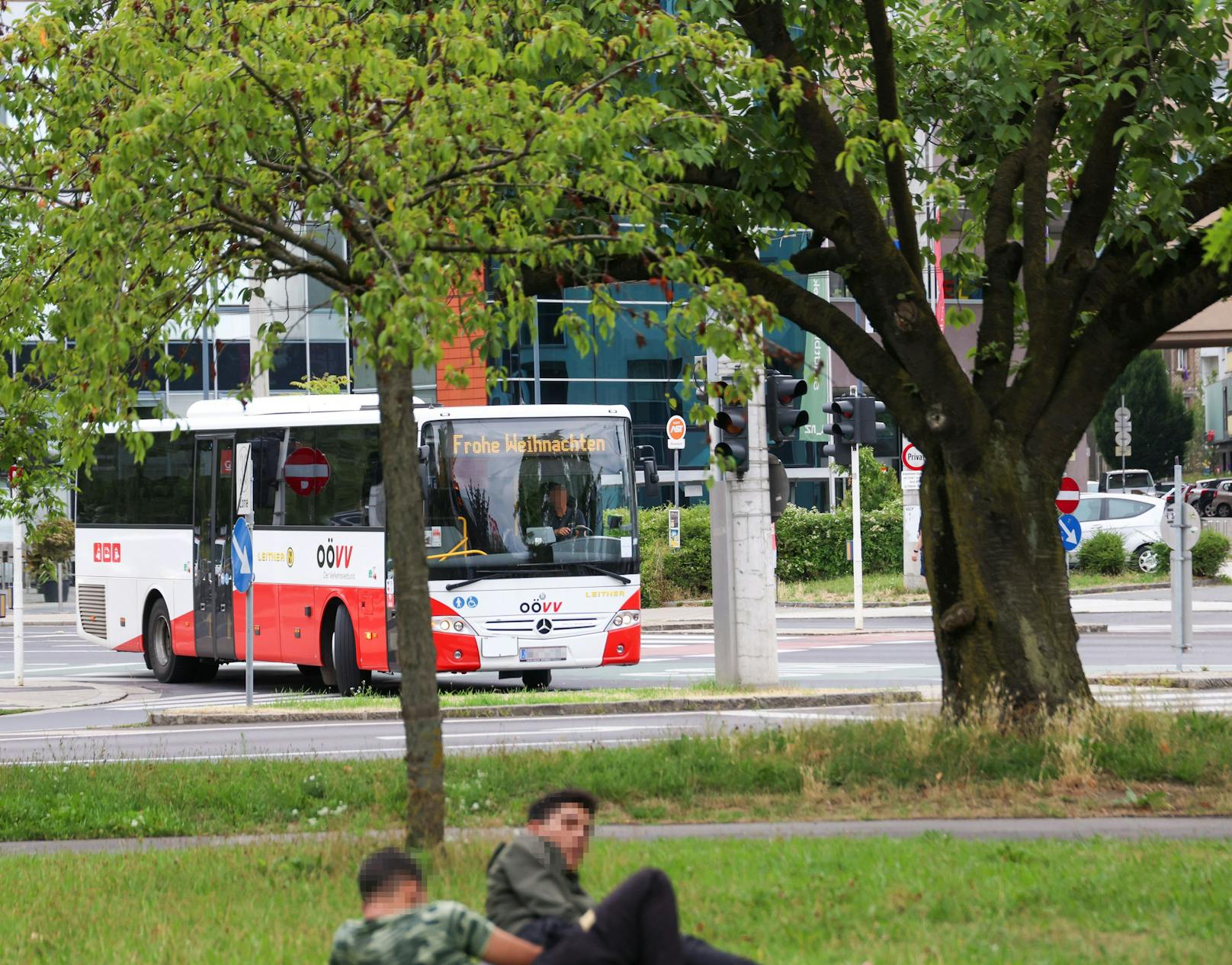 Mitten im Juli wurde in Linz ein Bus mit der Aufschrift "Frohe Weihnachten" gesehen.