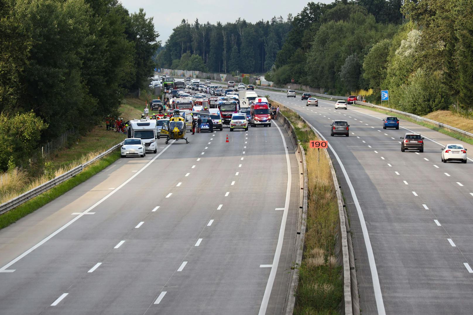 Ein heftiger Unfall auf der A1 forderte mehrere Verletzte.