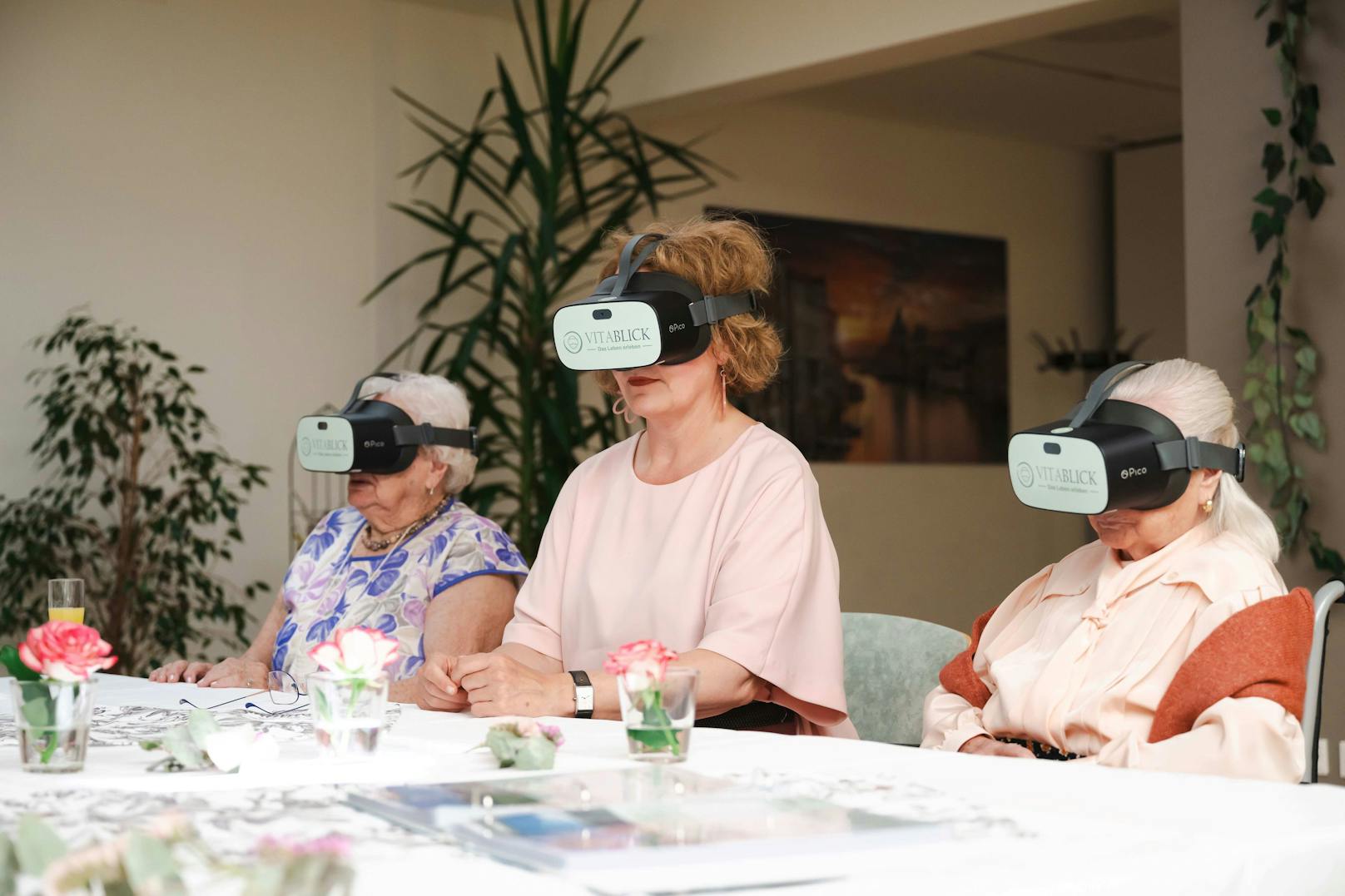 Senioren reisen mit VR-Brille einmal um die Welt