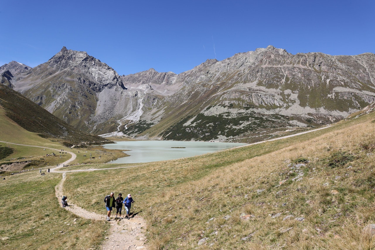 Heute.at - Urlauber-Familie geht mit Kinderwagen auf Wander-Tour