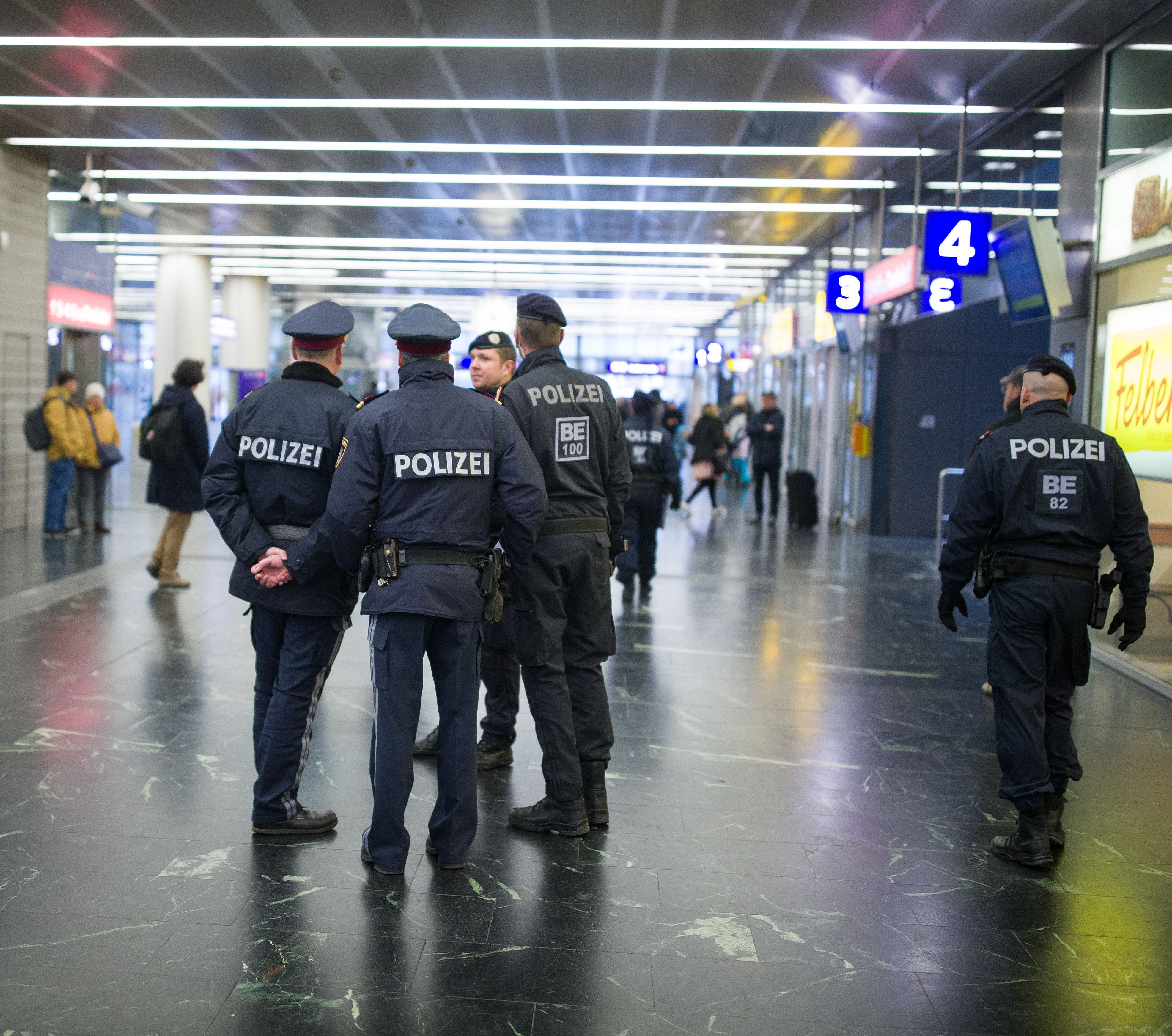 Blick auf einen Polizisten am Praterstern in Wien. (Archivbild)
