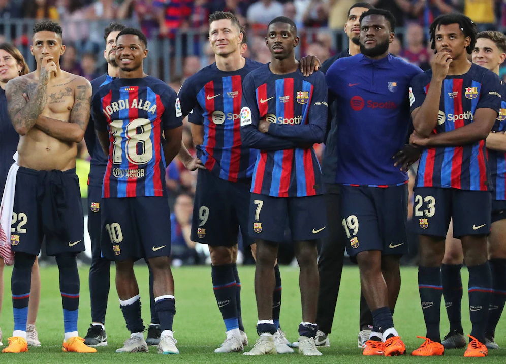 Ousmane Dembele mit Teamkollegen bei Barcelona.