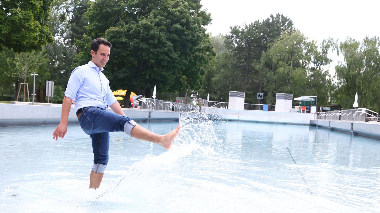 Wiens Vize-Bürgermeister und Bäderstadtrat Christoph Wiederkehr (Neos) testet das Wasser im Wellenbecken des Gänsehäufels in der Donaustadt.