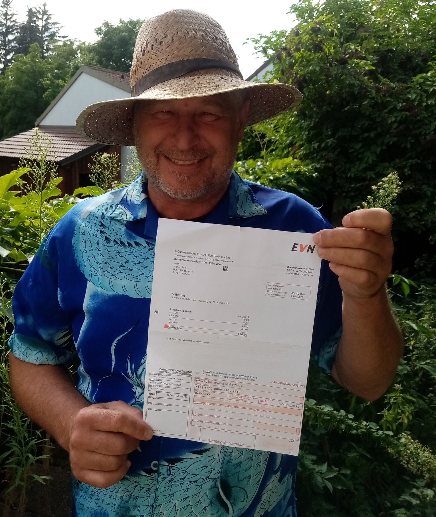 Michael Bübl mit Stromrechnung