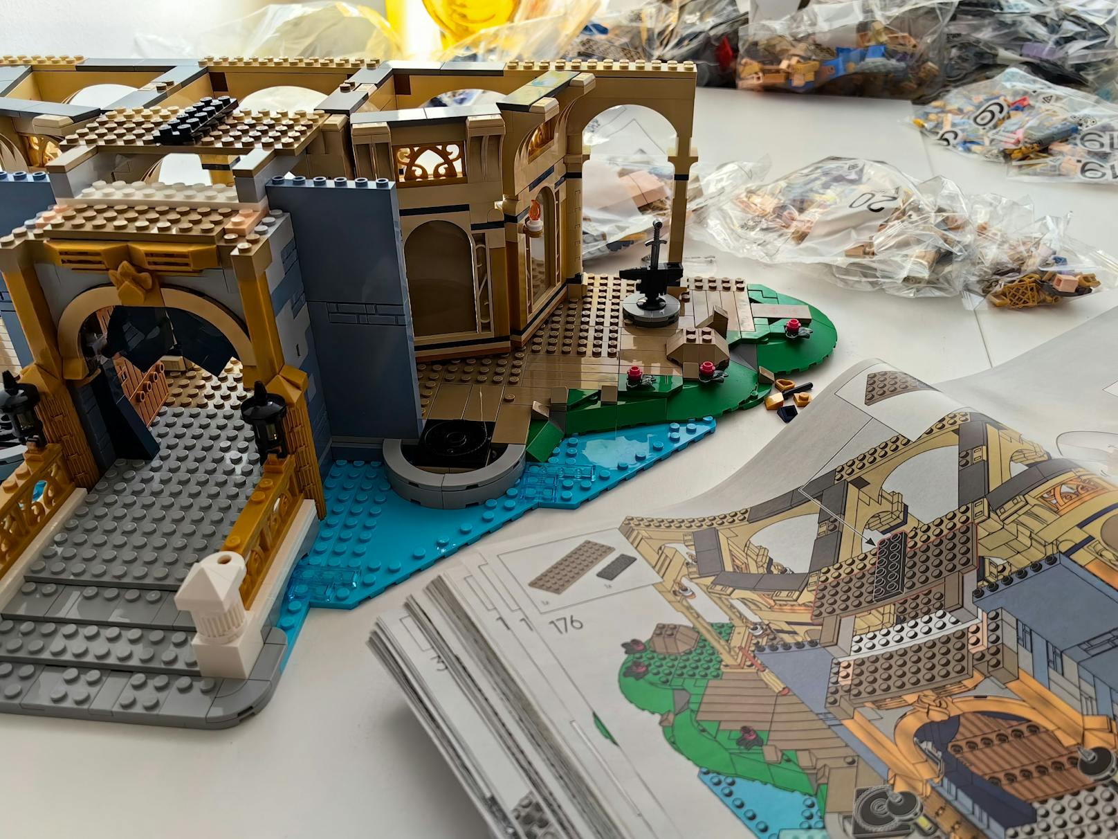 ...in ihren Bann. <a href="https://www.heute.at/t/lego-100056747">LEGO ist schon seit vielen Jahren</a> ein Lizenznehmer und feiert das Jubiläum mit einer Reihe von exklusiven Modellen. Zur Feier des 100-jährigen...