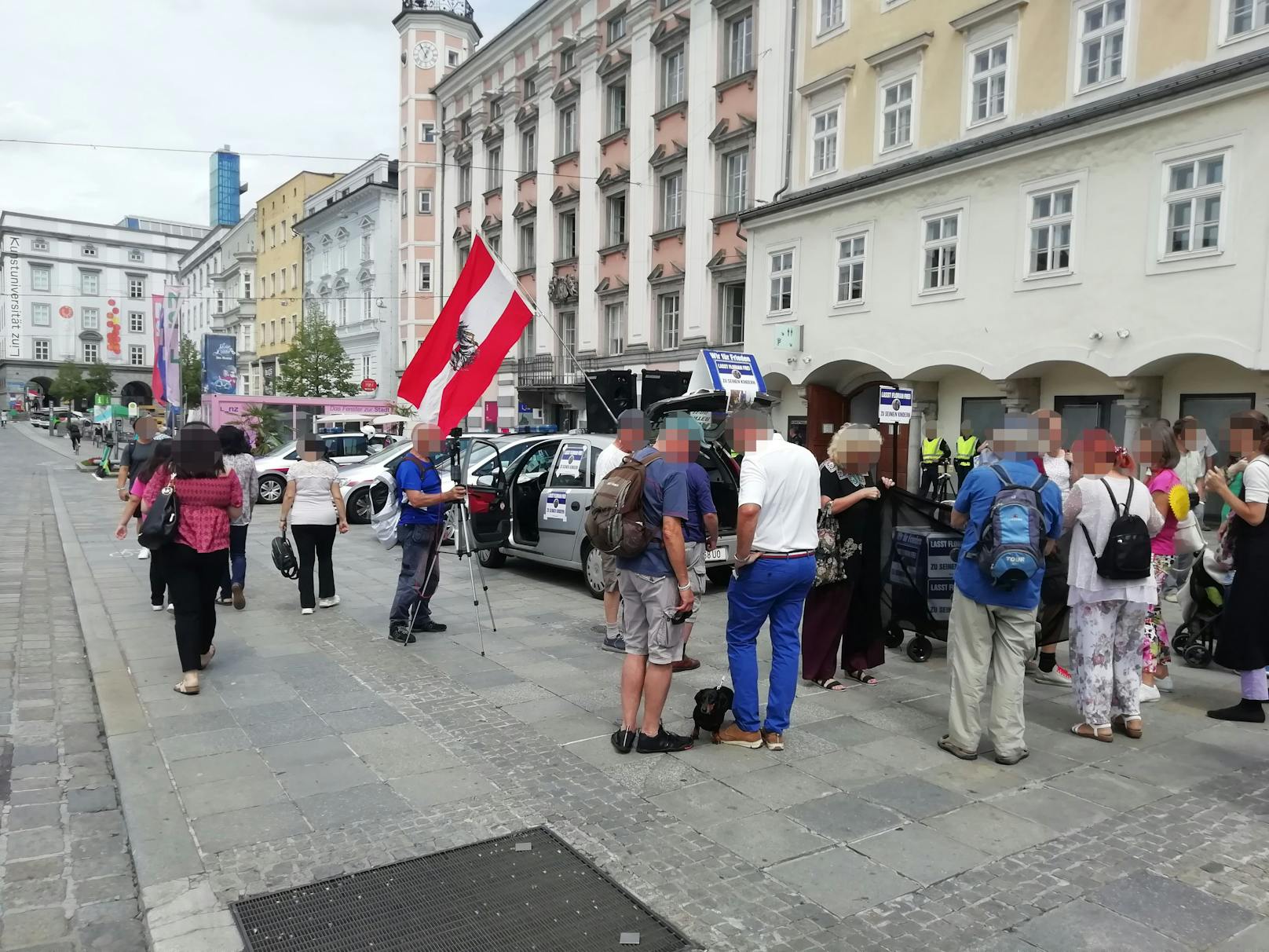 Florian O. hat während der Coronavirus-Pandemie mehrere Demonstrationen in Linz organisiert. Nun solidarisieren sich einige Demonstranten mit dem Corona-Leugner.&nbsp;