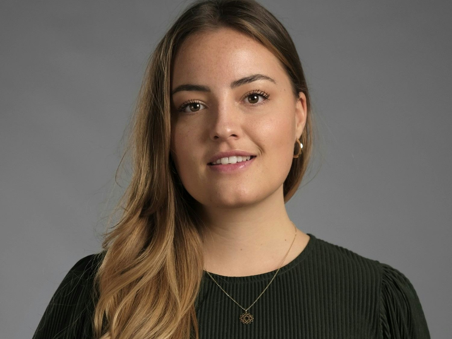 <strong>Dr. Amelie Michalke,</strong>&nbsp;Nachhaltigkeitswissenschaftlerin an der Universität Greifswald: "Insgesamt kann man zunächst sagen, dass die wahren Kosten immer höher werden, je 'tierischer' ein Produkt ist. Rindfleisch beispielsweise hat den höchsten Kostenfaktor [...]. Bei pflanzlichen Produkten sind Folgekosten teilweise sogar fast marginal."