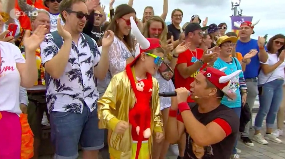 Lorenz Büffel im Duett mit einem sehr jungen Fan.