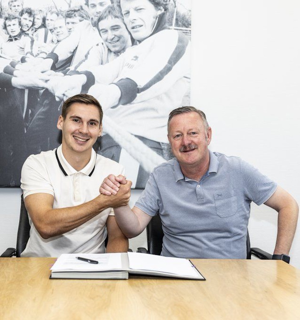 Wöber ünterschreibt bei Gladbach.