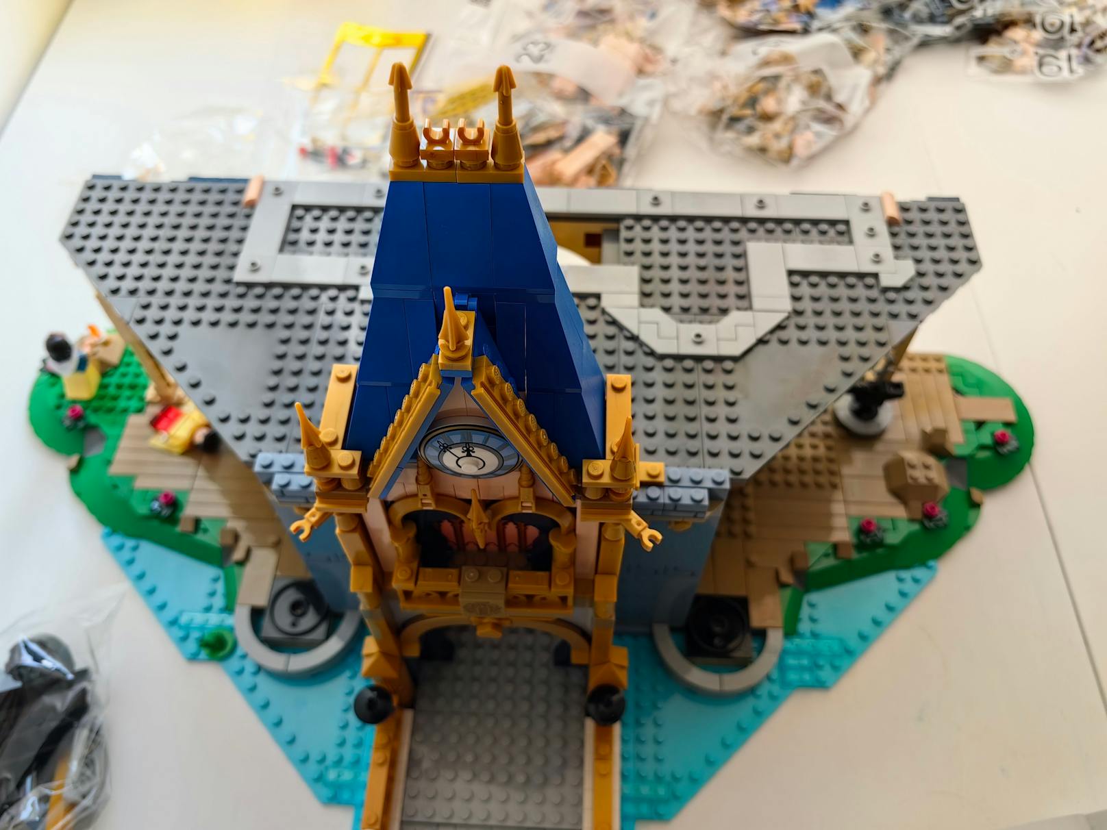 ...gleichzeitig bauen kann – für ein richtiges "Build Together"-Erlebnis. Doch Vorsicht, das Set ist vor allem für erfahrene LEGO-Kenner geeignet und fordert an einigen...