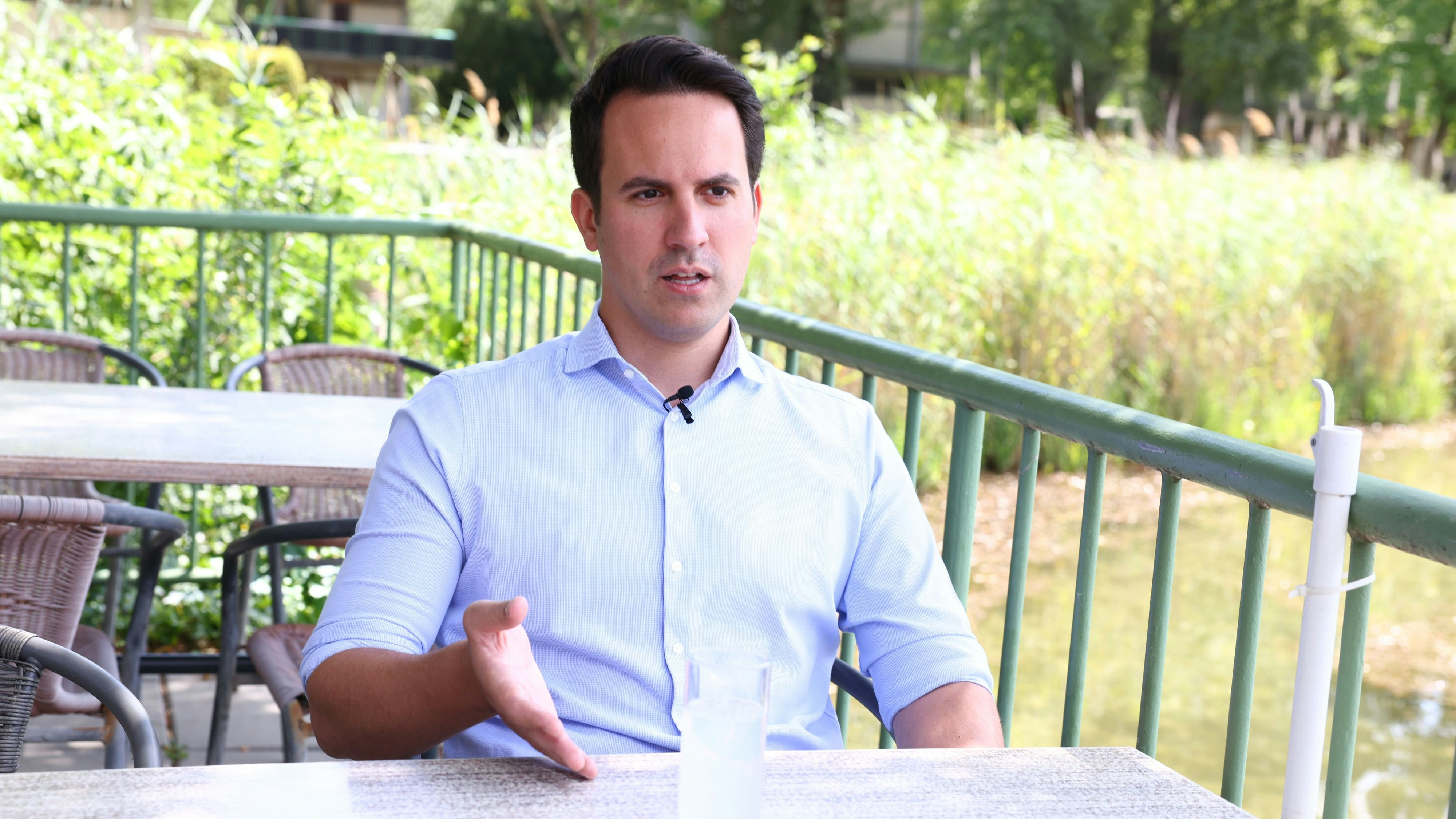 Vizebürgermeister Wiederkehr vor kurzem noch glatt rasiert im Wiener Gänsehäufel.&nbsp;