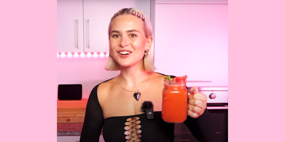 Mathea hält einen Cocktail der 