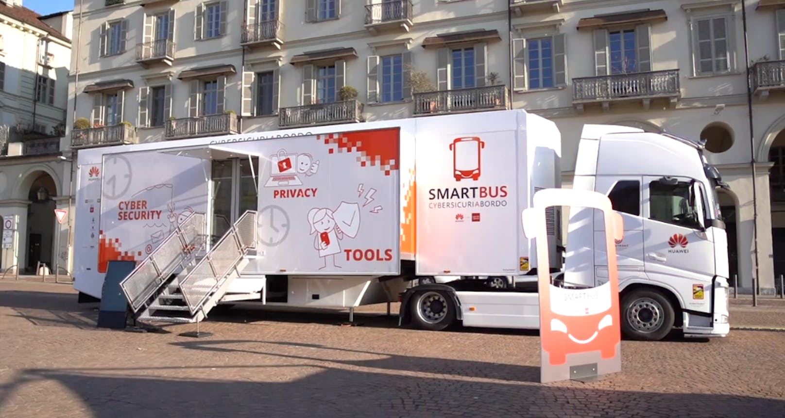 Der Huawei SmartBus auf Tour durch Italien.
