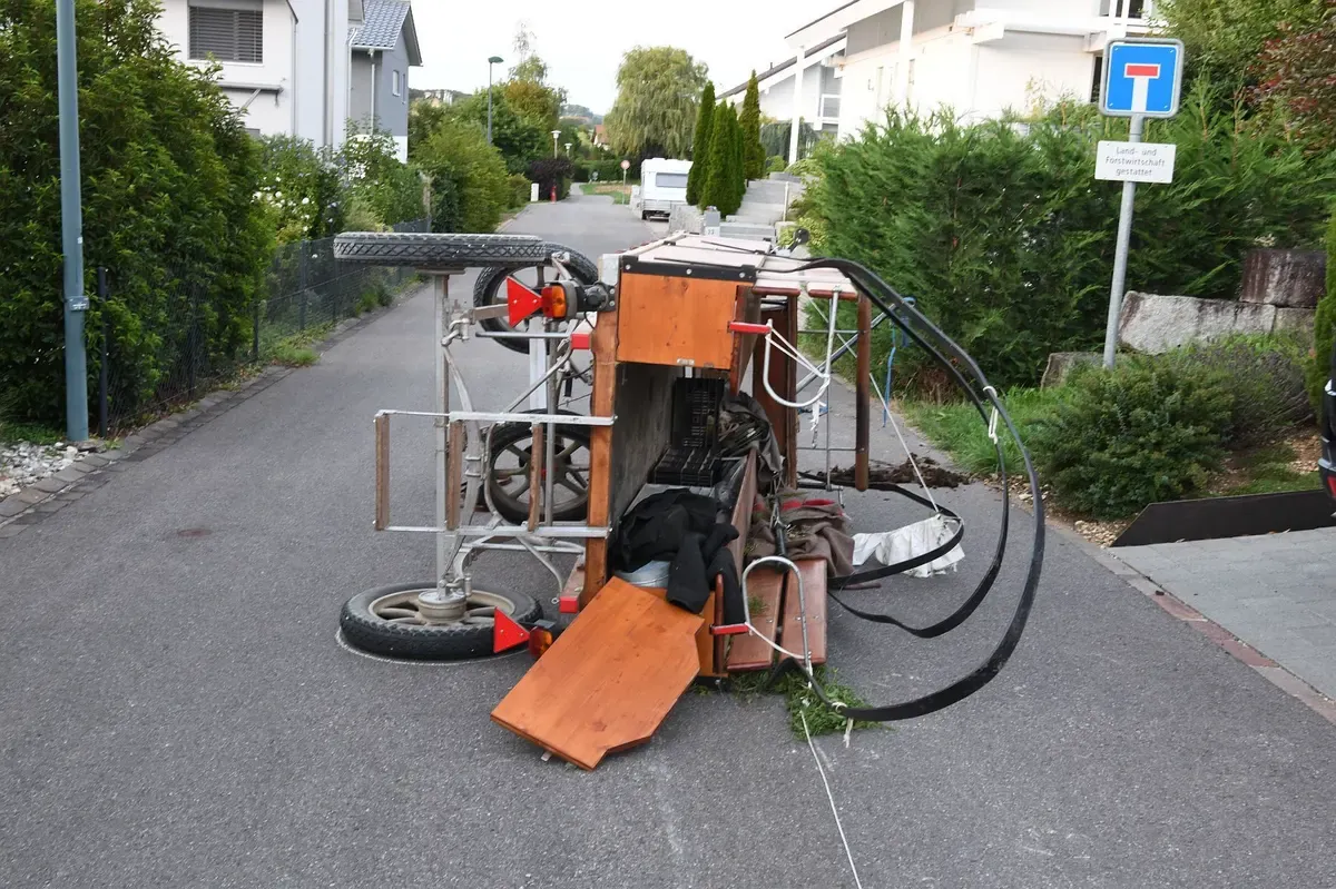 Die umgekippte Kutsche wurde von den panischen Pferden über den Asphalt geschliffen.